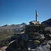 Ometto e piccola croce di vetta al Mont Creya 3015 mt.