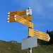 <b>Dal segnavia di Ferder (1547 m) continuo verso ovest sulla strada asfaltata ancora per 80 m, quindi svolto a destra sul sentiero che passando da Tschochna mi accompagna fino al guado di un ramo del Riale di Bosco e al limite superiore del bosco.</b>