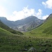Beim Durchwandern des Val Plazbi dominiert der Piz Üertsch die Szenerie.