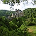 Von Norden hat man einen schönen Blick auf die Burg, die auf einem Felsen im Tal des Elzbachs errichtet ist.