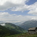 Eine schiefe Hütte... Der Hügel hinten links ist die Muttner Höhi - rechts die Berggipfel der Lenzerheide