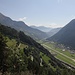 La vallée Léventine avec ses routes, son aérodrome, sa voie ferrée et ses pylônes électriques