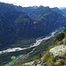 Der Tiefblick ins Valle Maggia mit Someo, links unten