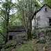 Verlassene Steinhütten im Wald