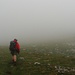 Nebel  und starker Wind auf dem Gang zum Gipfel