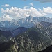 Im Südosten beherrscht das Wettersteingebirge mit gewaltigen Wänden die Szenerie.