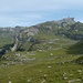 im Aufstieg zu P. 2226 - Rückblick auf die schöne Alpfläche Hochie