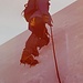 Griffiger Firn im Aufstieg bei der 50° steilen Eisnase. In der linken Hand der Eispickel mit hölzernem Stiel