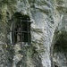 ob St. Fri(e)dli in der kleinen Höhle gewohnt hat (Eingang rechts)?