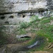 hier seitlich gesehen, mit dem Weg durch's Felsenrund und den "Höhlen" (Wassermühlen?)