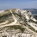 Pločno - Ausblick am Gipfel über den weiteren Verlauf des Gratrückens in etwa westliche Richtung. Dabei ist auch die Fahrpiste zu erkennen, die aus der Nähe von Blidinje kommend bis in Gipfelbereich führt.