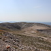 Pločno - Ausblick am Gipfel in etwa südliche Richtung, wo das Gipfelbplateau in eine Senke übergeht.