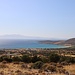 rechts der Agiassos, links die gleichnamige Bucht und hinten die Partyinsel Ios