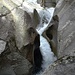 Das Wasser frisst sich durch Felsen, bevor es über 100 Meter ins Tal stürzt.  