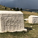 Dugo polje - Blick auf zwei sehr schöne Stećci, während im Hintergrund sich ein Gewitter ankündigt.