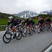Das Hauptfeld. Hinter dem essenden Fahrer im Vordergrund erkennt man knapp Fabian Cancellara und hinter diesem mit der gelben Sonnenbrille Lance Armstrong.