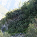 passaggio chiave verso il Corte di Cima. si deve raggiungere il costone della foto passando due distinti canaletti (T5).
dal vivo è ben visibile, sul costone, un grosso ometto di sassi, importante riferimento