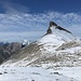 auf dem 2718 m hohen Passgüpfi lässt sich der Gang zum Gipfelaufbau gut einsehen;
der Gipfel wird von den letzten Schneeflecken nach rechts zur verschneiten Gratkante unterschritten und dann im Schnee auf dem Nordgrat erreicht