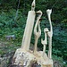 filigrane Holzskulpturen am Wegrand
