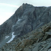 Augenschein vom pièce de résistance des Abstiegs: links der Mitte das zwischen Col (rechts) und Pointe (links) de Bricola hinunterziehende SW-Couloir: oben und in der Mitte die Schuttpartien, dazwischen am - von oben - linken Rand die abzukletternden Felsen, unten der Auslauf auf Geröll, Firn und Gras