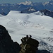 Blick zurück vom Gipfel zum Turm vor den letzten drei Gendarmen. Über dem Plateau d'Hérens links die Tète Blanche, am Horizont der Gran Paradiso