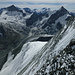 Nach dem Abseilen von der Zipfelmütze: Aussicht über die ausgeaperte NE-Wand zu Obergabel- und Zinalrothorn über dem Glacier de Zinal, dazwischen von links Täschhorn, Alphubel, Allalin-, Rimpfisch- und Strahlhorn 