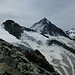 Blick vom Einstieg ins SW-Couloir zurück zu Grand Cornier und Dent Blanche, links lugt noch das Obergabelhorn hervor, rechts der Dent d'Hérens