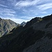 Al centro, il colle della Forcolaccia. L’Alpe Curtit è ancora in ombra.