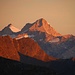 Die ersten Sonnenstrahlen erreichten das eindrückliche Nesthorn (3821m). <br /><br />Diesen herrlichen Gipfel erstieg ich ebenfalls vor einigen Jahren im Alleingang mit einem Biwak: [https://www.hikr.org/tour/post37453.html]