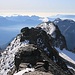 Blick unmittelbar vom ersten Gipfelgratturm auf dem Helsenhorn (3272,1m) über den Grenzpunkt P.3247m nach Italien mit dem hinter dem Gratverlauf stehenden Pizzo Diei (2906m).