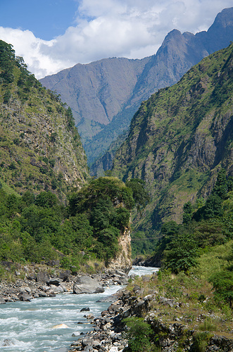 Unten immer der Budhi Gandaki Fluss