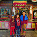Die Gumba von Philim mit Frau und Kindern des Lama