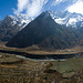 Blick von der Milarepa Cave. Rechts im Tal Rachen Gompa.