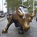 der Charging Bull ist eigentlich nicht frei fotografierbar, denn alle 5 Minuten stürzt sich eine asiatische Touristengruppe auf ihn