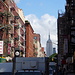 Empire State Building - die Zeichen deuten auf Chinatown, geografisch ist es aber noch Little Italy