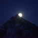 spunta la luna dietro la cima dello Stellihorn