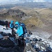 kurz vor der Hütte gilt es nochmal auf dem erdigen, vereisten und felsdurchsetzten Terrain: Konzentration! Unten an der Straße steht unser Reisebus