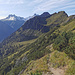 Steig durch die Ostflanke des Himmelschrofenkamms. Rechts die Anhöhe des Klupper, dahinter bereits der Vordere Wildgundkopf. In der Senke, die gerade nicht einzusehen ist, befindet sich die Ruine der Ringersgundalpe.