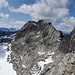 Die Hochfrottspitze und der Grat zur Mädelegabel vom Abstieg über den Normalweg aus fotografiert. Unten im Schwarzmilzferner die Spuren des Heilbronnerwegs. Insbesondere wenn Leute, die auch auf die Mädelegabel wollen, die obere (rechte) Spur nutzen, muss man schon vorsichtig sein, nichts loszutreten am Grat.