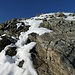 im Wiederabstieg vom Gipfelkreuz im tricky, leicht schneebedeckten, Fels ...