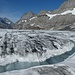 zu breit und zu tief, um hinüberzugelangen - und trauriges Abbild der Wärme, welche Schnee und Gletscher zusetzt;
doch: eine fantastische alpine Passage und Stimmung