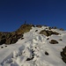 der Aufstieg zum Gipfelkreuz ist schneebedeckt - und teilweise vereist ...