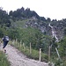 Einen Teils recht steilen Schotterweg geht es nach oben.