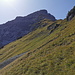 Rückblick zum Abstiegsweg von der Ruederkarspitze. Wir befinden uns nun schon fast unter dem Gratbuckel, der vorerst das Ende des gemütlichen Teils darstellt.