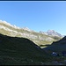 Die Alp La Varre wird vom Muveran-Massiv beschattet, im Hintergrund nochmals die Diablerets