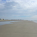 ein breiter und sehr langer Sandstrand bei Ebbe