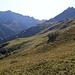 ...indem man denen in Bildmitte nach links unten folgt. Oben rechts unter dem Gipfel der Schmalzgrubenspitze der markante richtungsweisende Absatz 