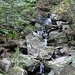 Der Höllbach führt wie viele andere Gewässer zur Zeit sehr wenig Wasser, die vielen kleinen Wasserfälle kommen deshalb nicht so sehr zur Geltung.