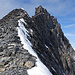 Gratwandern zum Gipfel des Altels - Beim Gipfelaufbau führt südlich (links) von der steilen Wand ein einfacher Kamin auf den Gipfelbereich (2. Schwierigkeitsgrad).