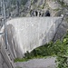 Am Vorabend meiner Pizolbesteigung erkunde ich das Calfeisental vom Berggasthof Gigerwald aus; ich fahre hinauf zur Mauer des Gigerwald-Stausees (1341m, man beachte die doppelte Krümmung in Quer- und Hochrichtung, die auf diesem Bild ganz gut zum Ausdruck kommt).